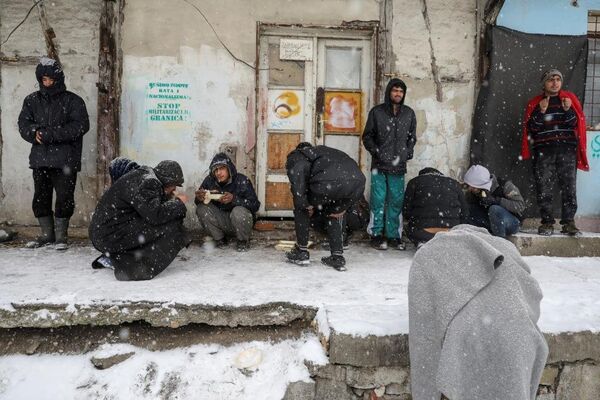 Ancak sığınmacılar bir yuva arayışıyla barındıkları bu binalarda da dondurucu soğukla karşı karşıya. - Sputnik Türkiye