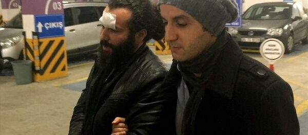 Fenerbahçe Müzesi’ndeki şampiyonluk kupalarından birini, bulunduğu cam bölmeyi kırarak aldıktan sonra yakalanan kişi, ‘kamu kurum ve kuruluşlarındaki eşya hakkında hırsızlık’ suçundan tutuklandı. - Sputnik Türkiye