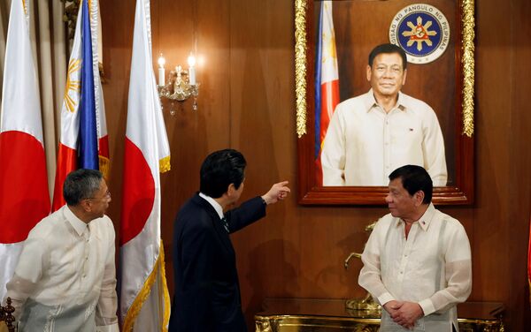Duterte, Abe'yi Manila'daki devlet başkanlığında görüştü. - Sputnik Türkiye