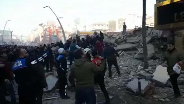 Zeytinburnu'nda bir bina çöktü. Olay yerine çok sayıda itfaiye ve ambulans gönderildi. - Sputnik Türkiye