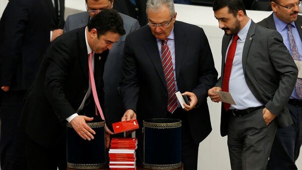 CHP milletvekilleri, anayasa kitapçığını kutunun yanına bıraktı - Sputnik Türkiye
