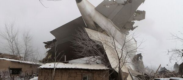 Türk kargo uçağı Kırgızistan'da yerleşim yerine düştü - Sputnik Türkiye