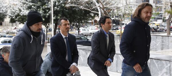 Darbe girişiminden bir gün sonra Yunanistan'ın Dedeağaç kentine izinsiz iniş yapan helikopterdeki sekiz darbeci asker Yüksek Mahkeme'de hakim karşısına çıktı / 1. gün - Sputnik Türkiye