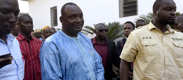 Gambian president-elect Adama Barrow (C), flanked by his supporters arrives at a hotel in Banjul, for a meeting with four African heads of state on December 13, 2016 - Sputnik Türkiye