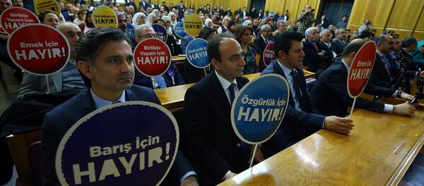 Grup toplantısına katılanlar üzerinde, Ortak vatan için hayır',  'Adalet için hayır', 'Barış için hayır', 'Özgürlük için hayır', 'Emek için hayır', 'Demokratik Cumhuriyet için hayır' yazılarının bulunduğu dövizleri taşıdı. - Sputnik Türkiye