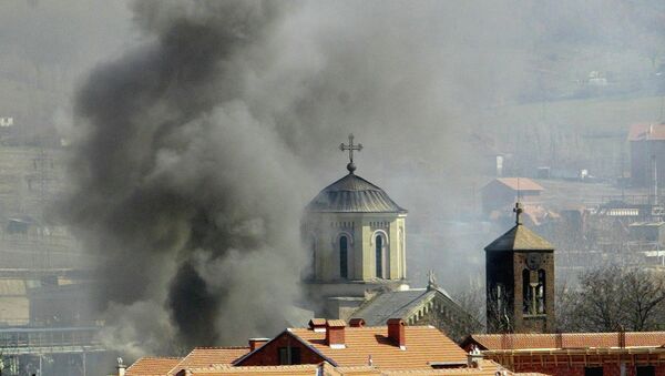 Kosova'da Arnavut aşırılıkçıların saldırısına uğrayan bir Sırp Ortodoks kilisesi - Sputnik Türkiye