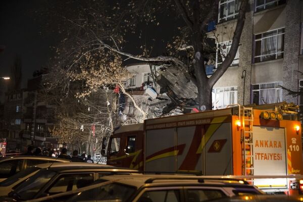 Olay yerine çok sayıda polis, itfaiye ve sağlık ekibi sevk edildi. - Sputnik Türkiye