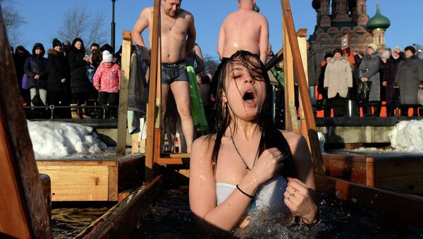 İsa'nın vaftiz edilmesini kutlayan Moskovalılar buz gibi sulara girdi - Sputnik Türkiye