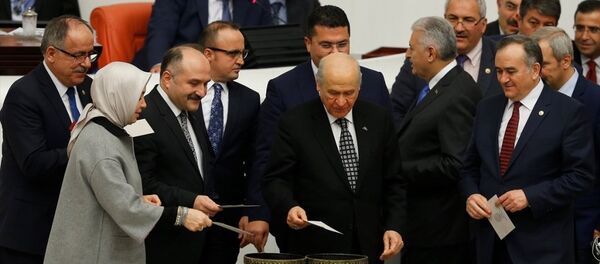 MHP Genel Başkanı Devlet Bahçeli, oyunu kullandı. - Sputnik Türkiye