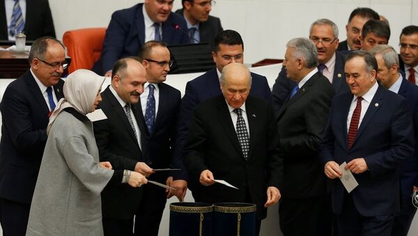 MHP Genel Başkanı Devlet Bahçeli, oyunu kullandı. - Sputnik Türkiye