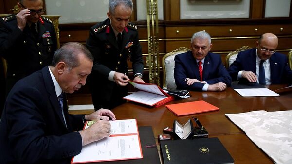 2016 yılı YAŞ kararlarını Cumhurbaşkanı Erdoğan’ın imzasına sunulması - Kurmay Albay Fehmi Atuk - Sputnik Türkiye