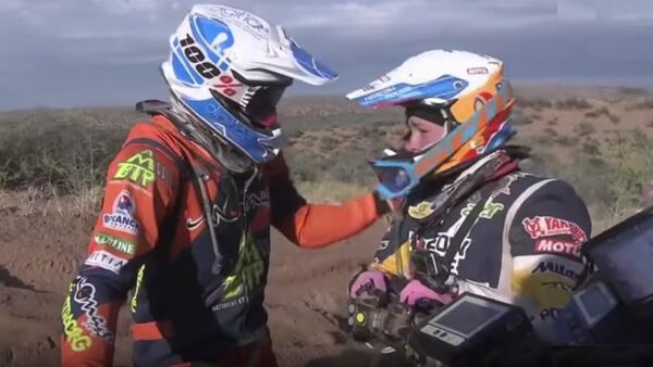 Dakar Rallisi 2017, Gregory Morat Rus motorcu Anastasiya Nifontova'ya yardım ediyor - Sputnik Türkiye