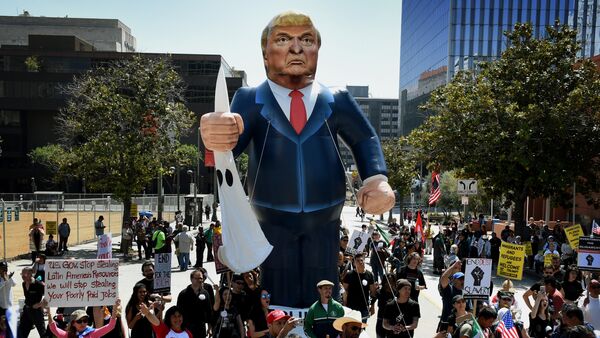 Members of the 'Full Rights for Immigrants Coalition' display a giant effigy of US Republican Party presidential hopeful Donald Trump during a protest on May Day in Los Angeles, California on May 1, 2016 - Sputnik Türkiye
