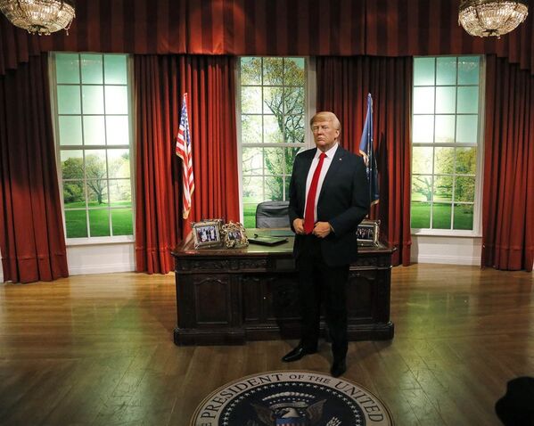 ABD’nin yeni Başkanı Donald Trump, 20 Ocak’taki göreve başlama töreninden önce Beyaz Saray’daki Oval Ofis’te boy gösterdi. Ünlü balmumu heykel müzesi Madame Tussauds’nun Londra ve Washington şubeleri için, Trump’ın Oval Ofis’te olduğu bir balmumu heykel yapıldı. - Sputnik Türkiye