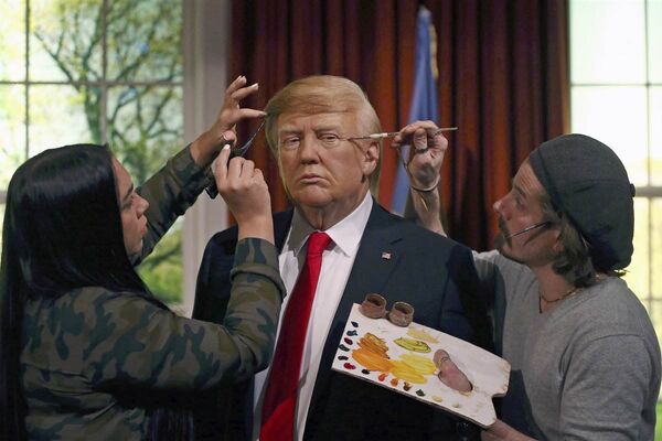 ABD’nin yeni Başkanı Donald Trump, 20 Ocak’taki göreve başlama töreninden önce Beyaz Saray’daki Oval Ofis’te boy gösterdi. Ünlü balmumu heykel müzesi Madame Tussauds’nun Londra ve Washington şubeleri için, Trump’ın Oval Ofis’te olduğu bir balmumu heykel yapıldı. - Sputnik Türkiye