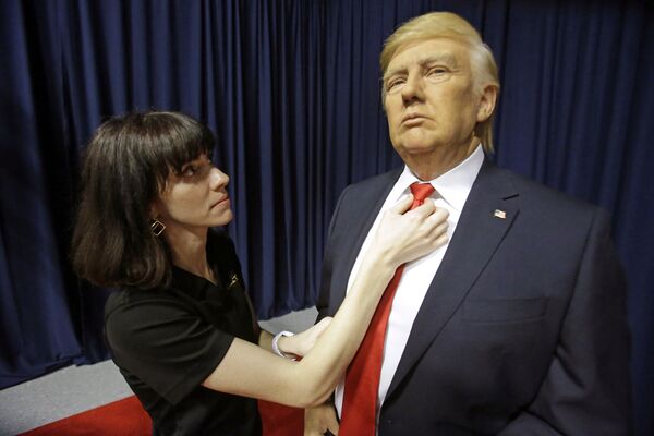 ABD’nin yeni Başkanı Donald Trump, 20 Ocak’taki göreve başlama töreninden önce Beyaz Saray’daki Oval Ofis’te boy gösterdi. Ünlü balmumu heykel müzesi Madame Tussauds’nun Londra ve Washington şubeleri için, Trump’ın Oval Ofis’te olduğu bir balmumu heykel yapıldı. - Sputnik Türkiye