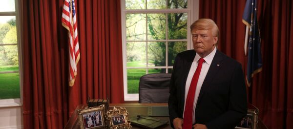 ABD’nin yeni Başkanı Donald Trump, 20 Ocak’taki göreve başlama töreninden önce Beyaz Saray’daki Oval Ofis’te boy gösterdi. Ünlü balmumu heykel müzesi Madame Tussauds’nun Londra ve Washington şubeleri için, Trump’ın Oval Ofis’te olduğu bir balmumu heykel yapıldı. - Sputnik Türkiye