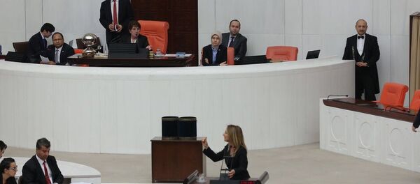 Aylin Nazlıaka kendini kürsüye kelepçeledi Aylin Nazlıaka kendini kürsüye kelepçeledi - Sputnik Türkiye