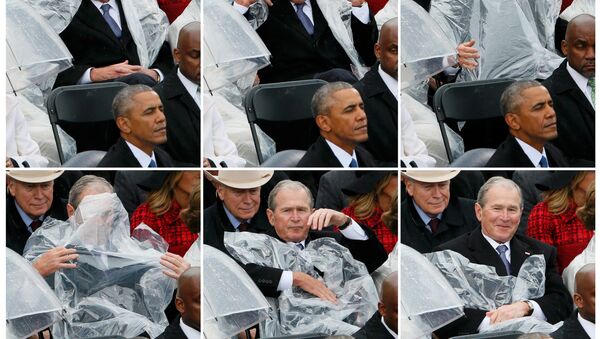 Görevi 2009'da Barack Obama'ya devreden Bush ise yağmurdan korunmak için başına örttüğü muşambayla fotoğrafçıların ilgisini çekti. - Sputnik Türkiye