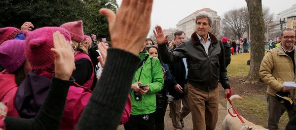 Eski ABD Dışileri Bakanı John Kerry ve köpeği Ben - Sputnik Türkiye