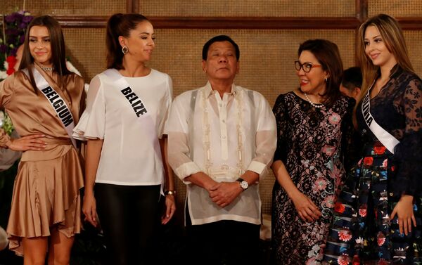 Duterte, Malacañang Sarayı'nda ağırladığı güzellerle fotoğraf çektirirken memnuniyetini gizlemedi. - Sputnik Türkiye