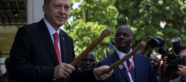 Cumhurbaşkanı Recep Tayyip Erdoğan, geleneksel Tazmanya davulu çaldı - Sputnik Türkiye