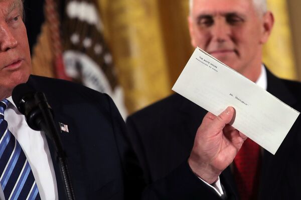 ABD Başkanı Trump, Obama'nın kendisine bıraktığı mektubu basın mensuplarına gösterirken - Sputnik Türkiye