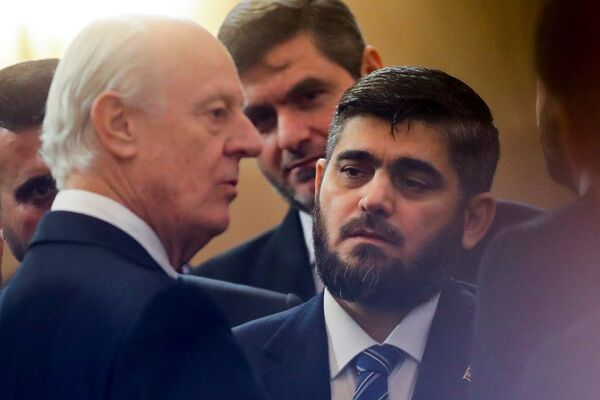 BM'nin Suriye Özel Temsilcisi de Mistura ve Muhalefet heyetinin baş müzakerecisi Ceyş'ül İslam liderleri Muhammed Alluş BM'nin Suriye Özel Temsilcisi de Mistura ve Muhalefet heyetinin baş müzakerecisi Ceyş'ül İslam liderleri Muhammed Alluş - Sputnik Türkiye