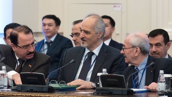 Astana görüşmelerine katılan hükümet heyetine Suriye'nin BM Büyükelçisi Caferi başkanlık ediyor. - Sputnik Türkiye
