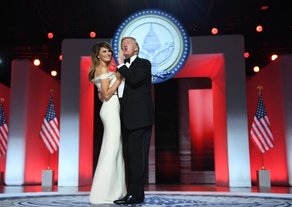 ABD Başkanı Donald Trump ve First Lady Melania Trump, 20 Ocak'taki göreve başlama töreninin ardından gerçekleştirilen baloda dans ediyor. - Sputnik Türkiye