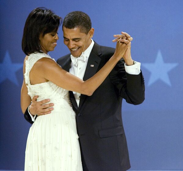 ABD'nin 44. Devlet Başkanı Barack Obama ve First Lady Michelle Obama 20 Ocak 2009'da Midwestern Balosu'nda. - Sputnik Türkiye