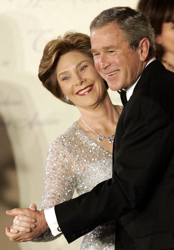 ABD'nin 43. Başkanı George W. Bush ve First Lady Laura Bush 20 Ocak 2005'te gerçekleştirilen göreve başlama töreni balosunda. - Sputnik Türkiye