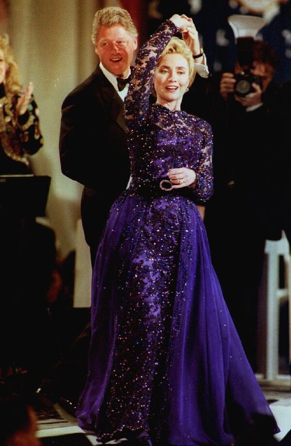 ABD'nin 42. Başkanı Bill Clinton, 20 Ocak 1993'te First Lady Hillary Clinton'la Arkansas'ta göreve başlama töreni çerçevesinde düzenlenen baloda dans ederken. - Sputnik Türkiye