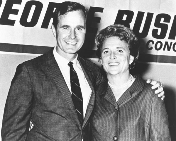 ABD'nin 41. Başkanı George Herbert Walker Bush, First Lady Barbara Bush'la. - Sputnik Türkiye