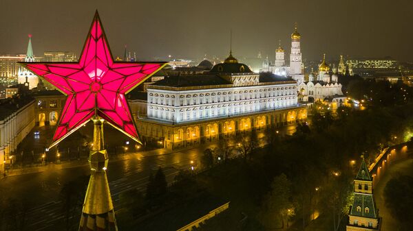 The star atop the Vodovzvodnaya Tower of the Moscow Kremlin. Right: the Grand Kremlin Palace, and the Church of St. John Climacus the Ivan the Great Bell Tower - Sputnik Türkiye