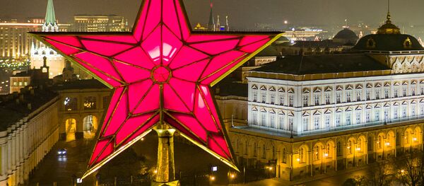 The star atop the Vodovzvodnaya Tower of the Moscow Kremlin. Right: the Grand Kremlin Palace, and the Church of St. John Climacus the Ivan the Great Bell Tower - Sputnik Türkiye