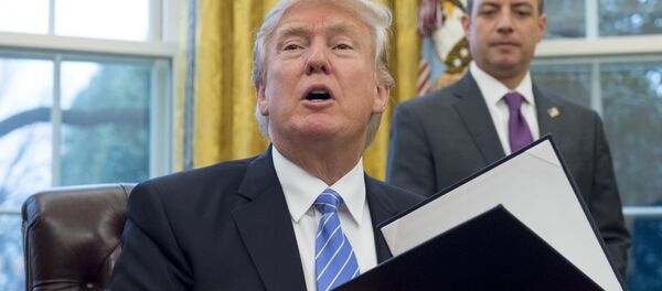 ABD Başkanı Donald Trump kararname imzalıyor ABD Başkanı Donald Trump kararname imzalıyor - Sputnik Türkiye