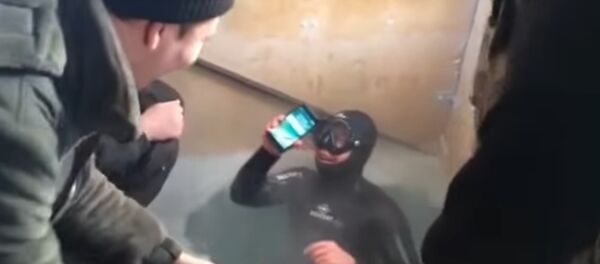 Rusya'da dalgıç çalışır durumdaki iPhone 7'yi 13 saat sonra gölden çıkardı - Sputnik Türkiye