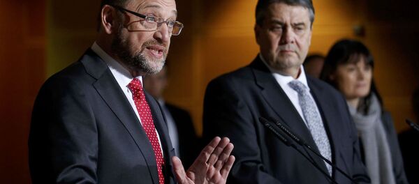 SPD Genel Başkanı Sigmar Gabriel ve eski AP Başkanı Martin Schulz - Sputnik Türkiye