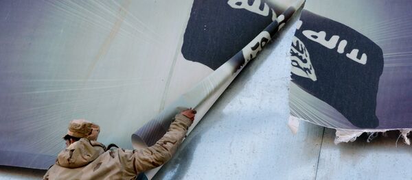 IŞİD'den geri alınan Musul'a giren Irak askerleri, örgütün bayrağının olduğu posterleri indirirken - Sputnik Türkiye