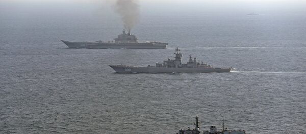 HMS St Albans'ın eşlik ettiği Pyotr Velikiy and Amiral Kuznetsov savaş gemileri - Sputnik Türkiye