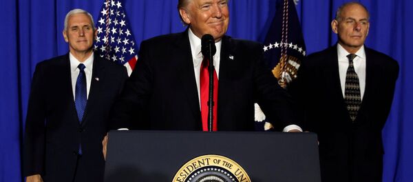 ABD Başkanı Donald Trump, Başkan Yardımcısı Mike Pence ve İç Güvenlik Bakanı John Kelly - Sputnik Türkiye