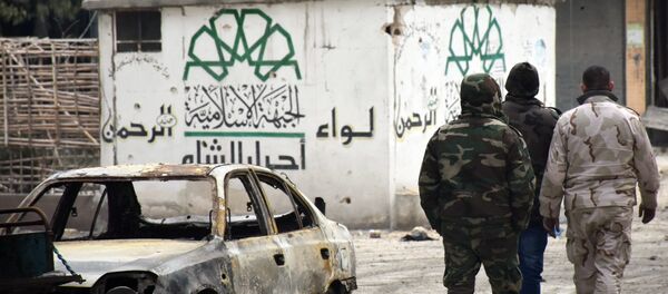 Suriye askerlerinin geri aldığı Halep'teki bir binanın duvarında yer alan Ahrar'uş Şam amblemi Suriye askerlerinin geri aldığı Halep'teki bir binanın duvarında yer alan Ahrar'uş Şam amblemi - Sputnik Türkiye