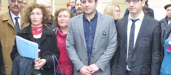 Adana'daki İncirlik 10.Tanker Üs Komutanlığında bir ABD askerinin başına çuval geçirme girişiminde bulunulmasıyla ilgili Türkiye Gençlik Birliği (TGB) üyesi 3 sanığın on ikişer yıl hapis istemiyle yargılandığı davaya devam edildi. Duruşma sonrası sanıklar Yalçın Semir Akarsu (sağ2) ile Cenk Kızılırmak (sağda) adliye çıkışında gazetecilere açıklama yaptı. - Sputnik Türkiye