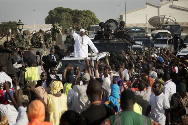 Gambiya'nın yeni Devlet Başkanı Adama Barrow ülkesine döndü. - Sputnik Türkiye
