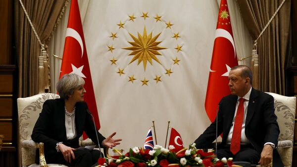 Cumhurbaşkanı Recep Tayyip Erdoğan- İngiltere Başbakanı Theresa May - Sputnik Türkiye