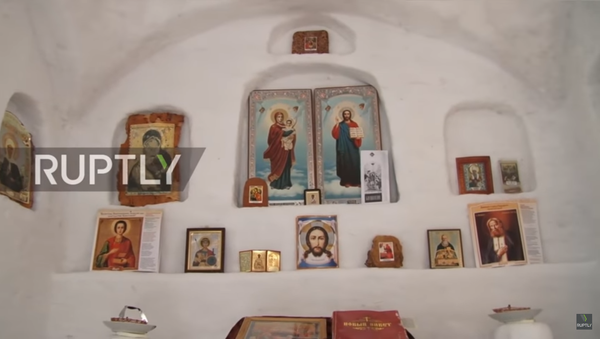 Sibirya'nın Omsk köyünde inşa edilen kardan Ortodoks kilisesi - Sputnik Türkiye