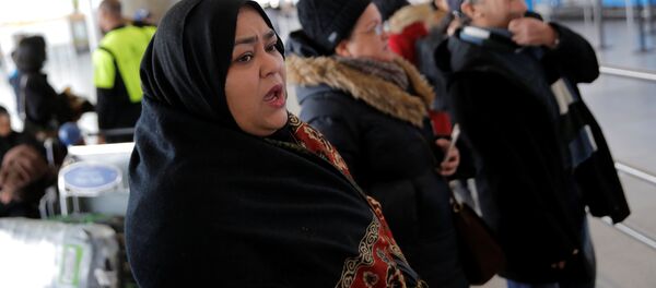 Mülteci aileleri yakınlarının gelişini bekliyor - Sputnik Türkiye