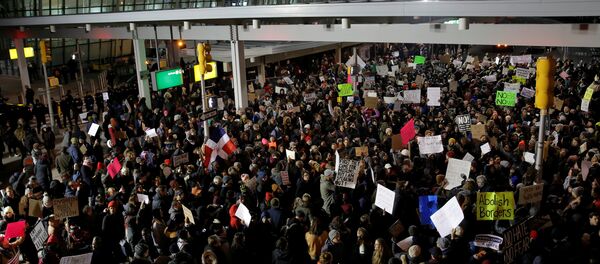 Trump yönetiminin vize sınırlaması kararı New York'taki John F. Kennedy havalimanında yüzlerce kişi tarafından protesto edildi - Sputnik Türkiye