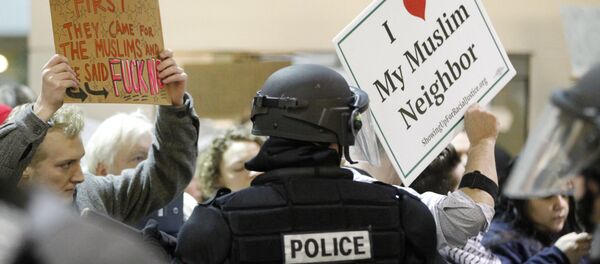 Trump'ın imzaladığı kararın ardından ABD'de, göçmenlere vize yasağı uygulanmaya başlandı - Sputnik Türkiye